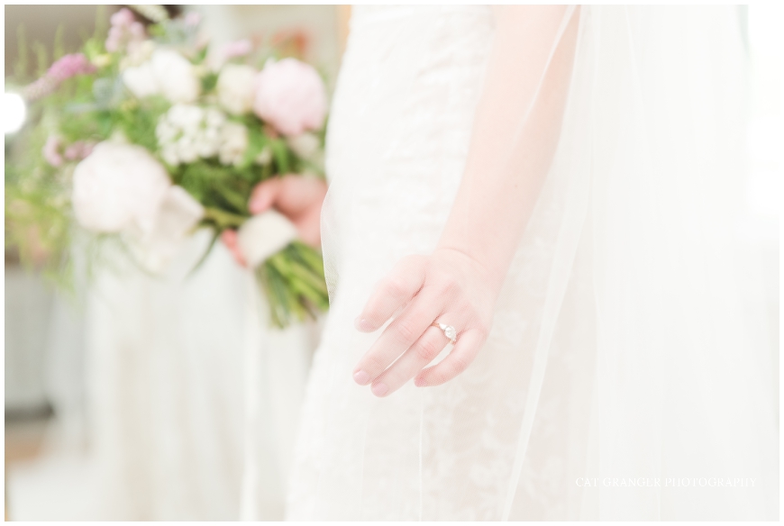bride veil wit engagement ring