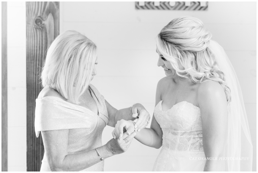 mom and daughter on wedding day